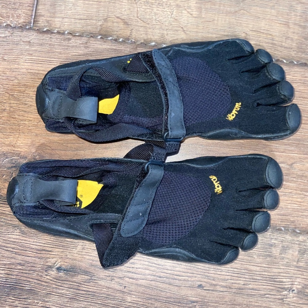 Vibram toe athletic shoes in size 36 (US 6)
